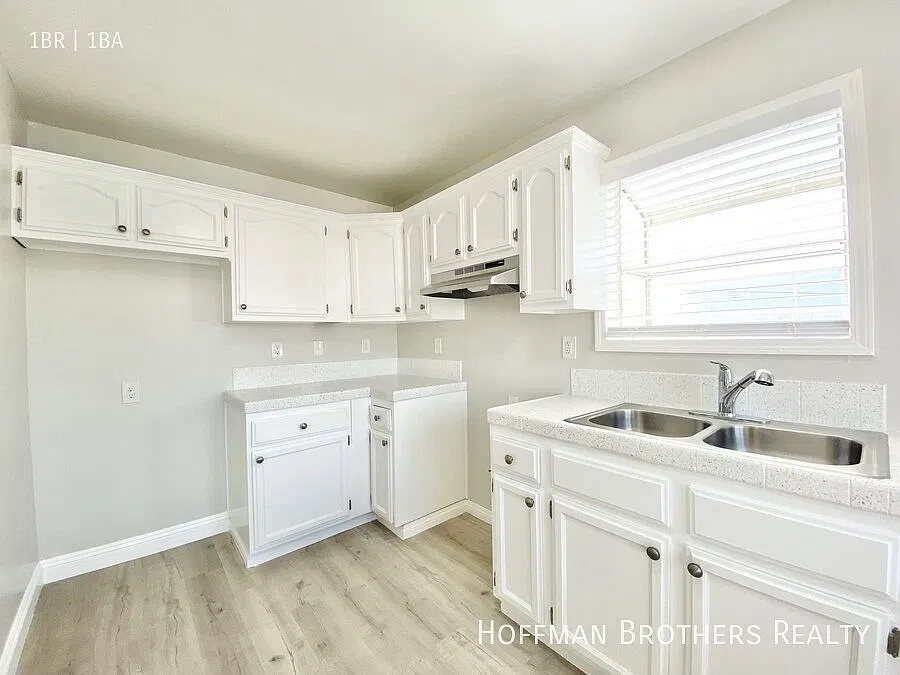 **Move-In Special**South la One-Bedroom With Garage Parking, Fresh Paint & Laminate Floors | Sect... — Photo 1