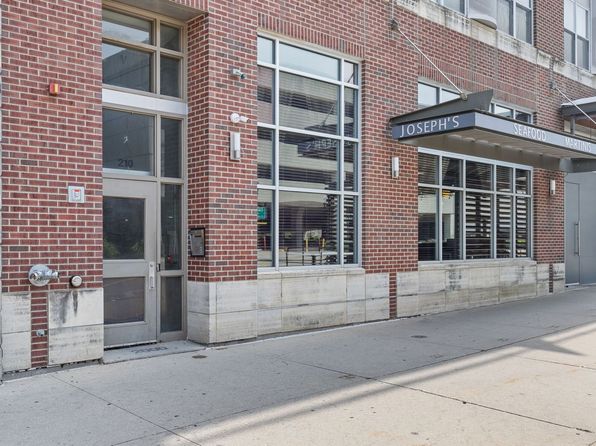 210 S Clinton St UNIT 404