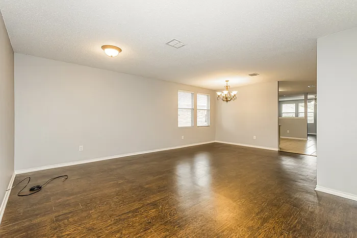 4 bed, 2.0 bath, 2093 sqft, $2,195 — Photo 4