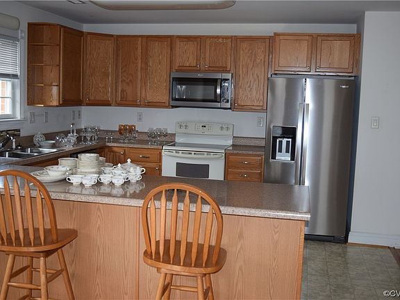 3rd image of 406 Cobblestone Dr