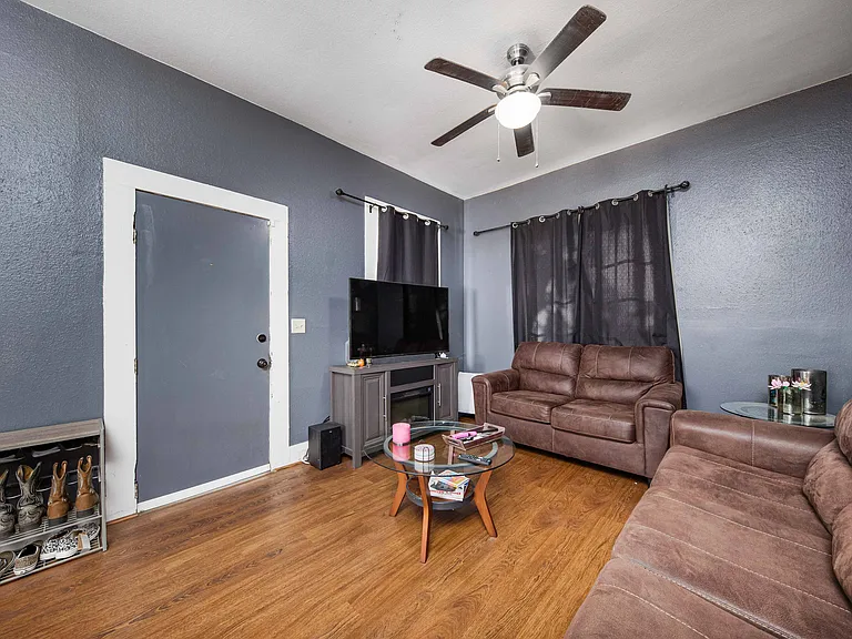 303 E Arcade St — Photo 5