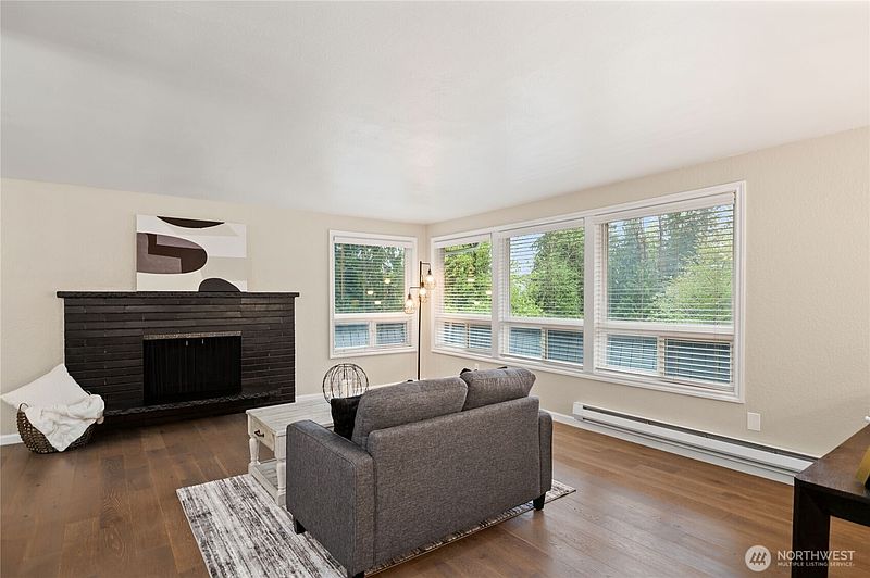 4th image of 408 119th Avenue E