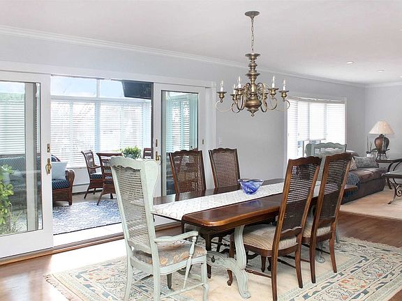 5th image of 10 Caroline Dr
