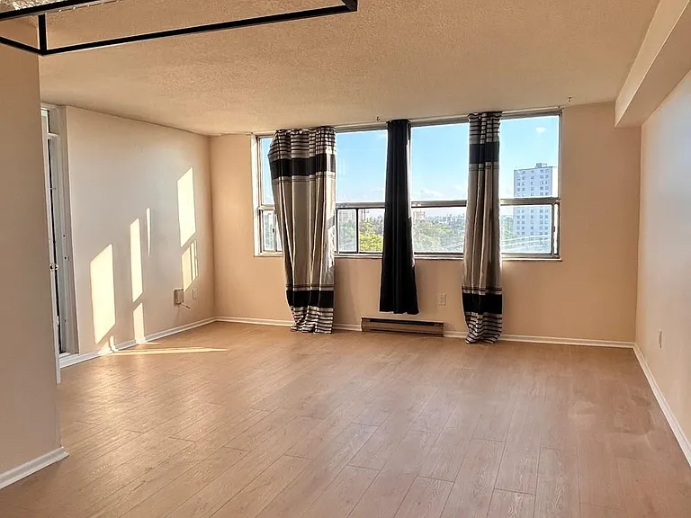 10 Tobermory Dr #904 — Photo 2