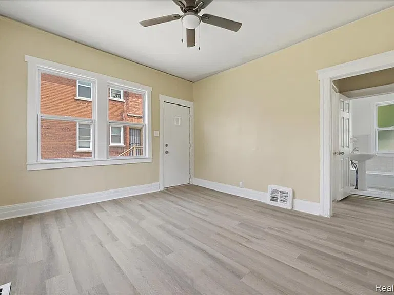 2245 W Grand St — Photo 16