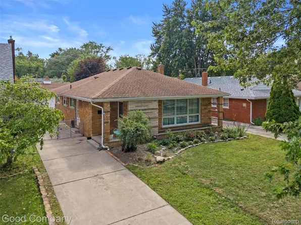 20428 Lennon St, Harper Woods, MI 48225