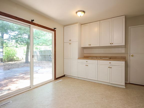3rd image of 332 Hazelwood Ln