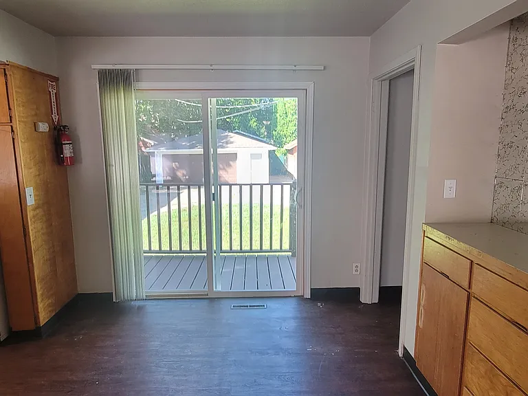 Kitchen - Eating area