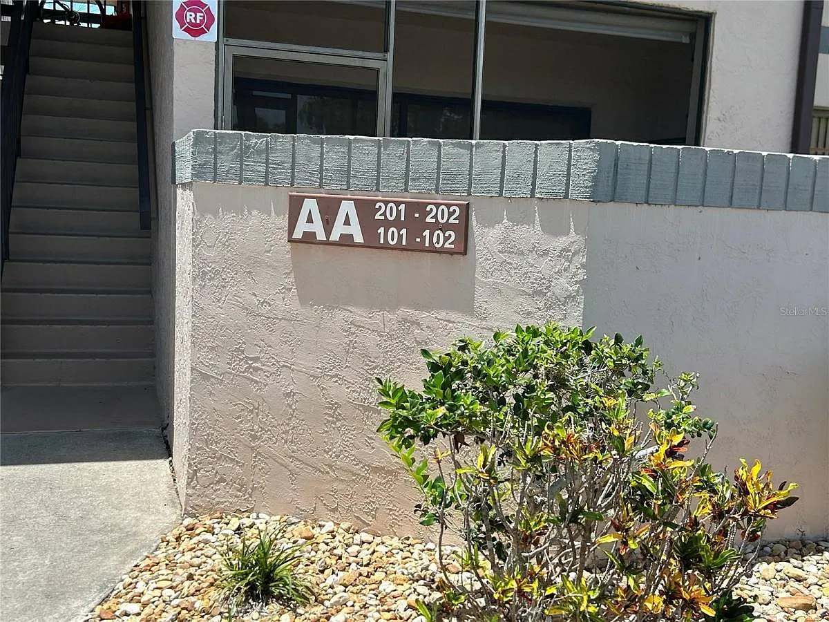 19505 Quesada Ave — Photo 3