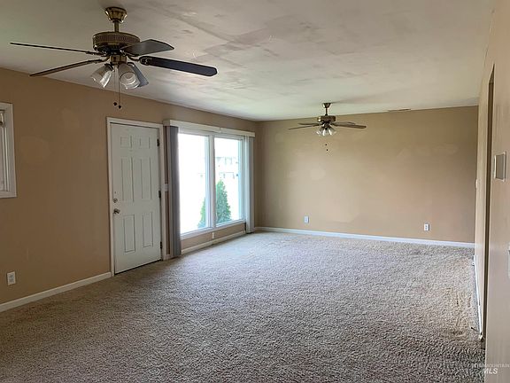 3rd image of 917 15th Dr