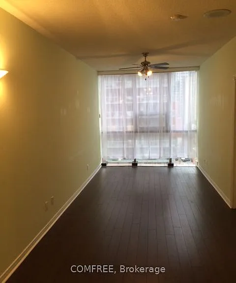 393 King St W #807 — Photo 3