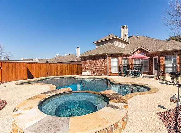 3rd image of 9419 Vista Cir