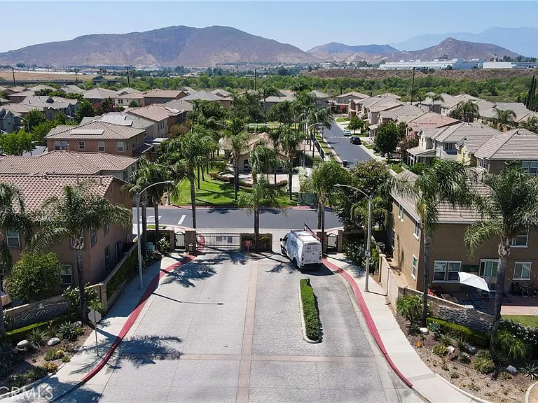 1765 Yvonne Ct — Photo 48