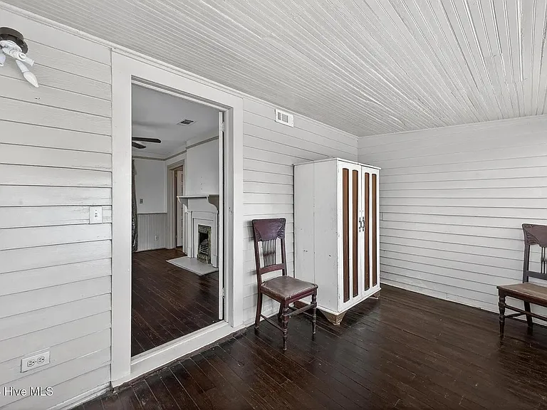 1102 Phillips St — Photo 25