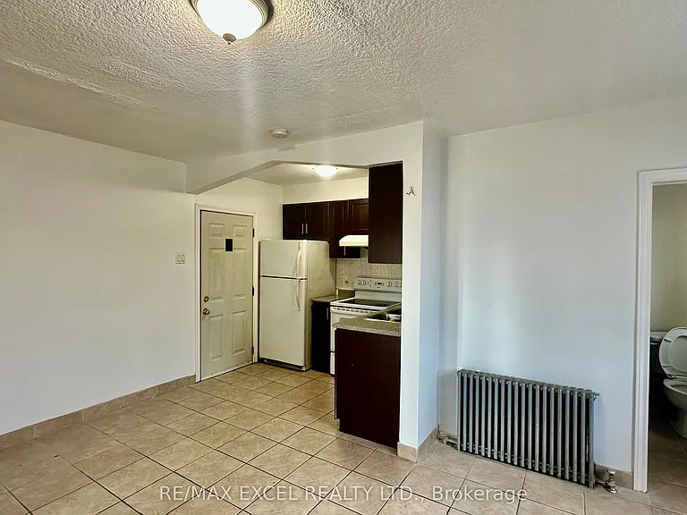1023 Coxwell Ave #4 — Photo 2
