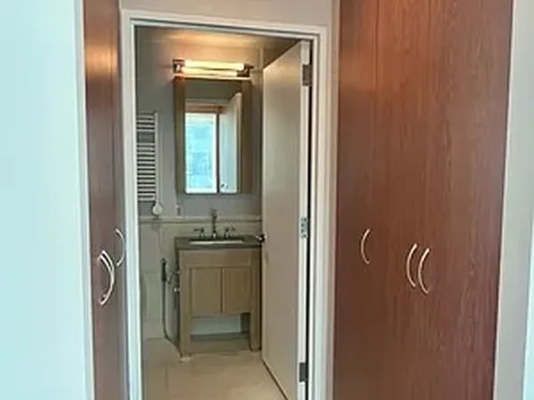 350 West 42nd Street image 8 of 10