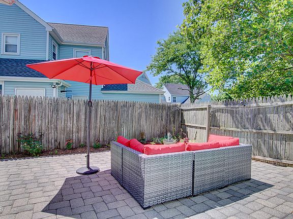 5th image of 16 Whitman Court