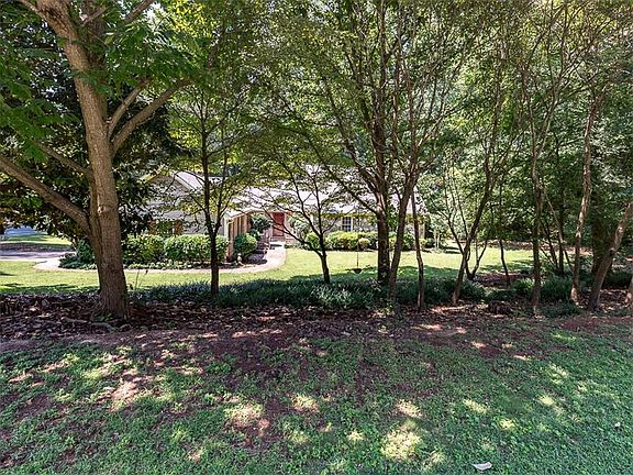 2nd image of 4067 Devonshire Dr