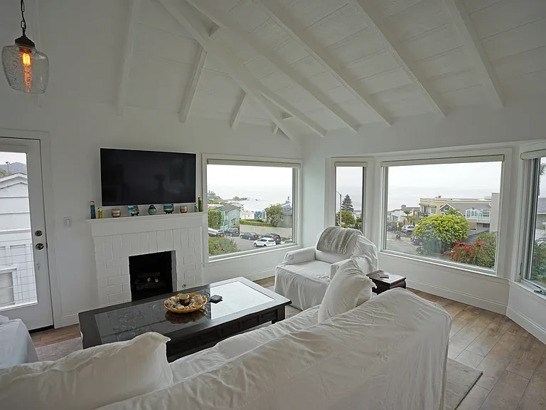 2742 S Coast Hwy — Photo 4