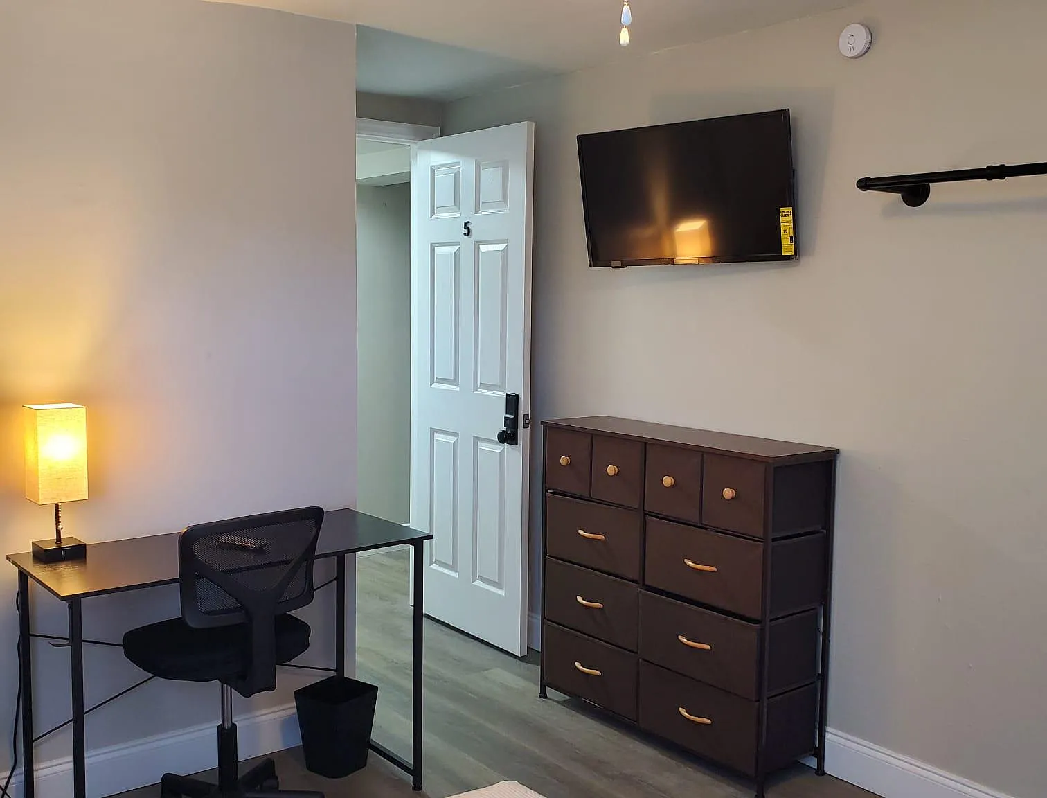 4 bed, 2.0 bath, 1135 sqft, $819 — Photo 2