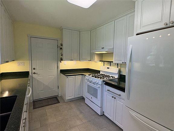 5th image of 2126 Westside Dr
