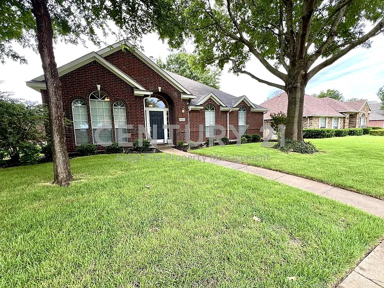 11413 Huntington Rd — Photo 2