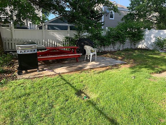 4th image of 54 Lawn Ave