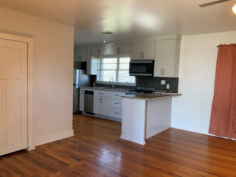 100 W Madison Cor #A — Photo 8