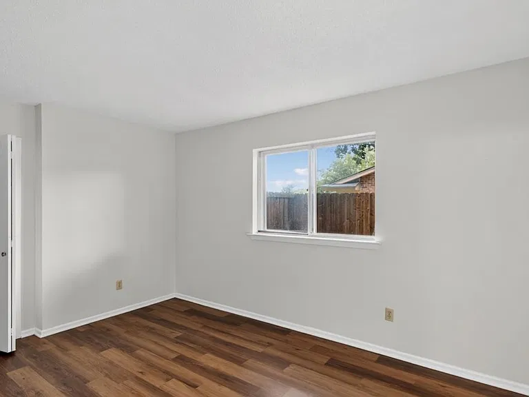 Debbie Dr — Photo 18