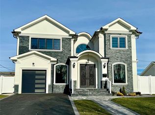 15 Sleepy Ln, Hicksville, NY 11801