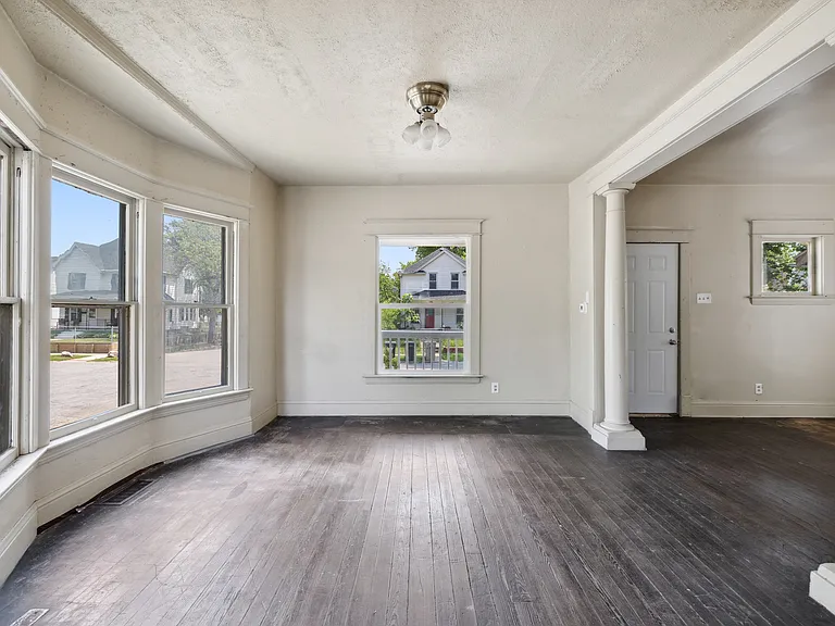 135 E Bowman St — Photo 13