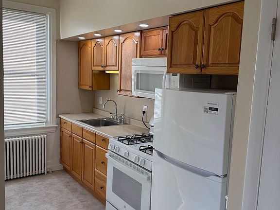 Kitchen, Microwave, Stove, Frig.