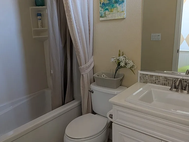 1076 N Jackson Ave — Photo 2