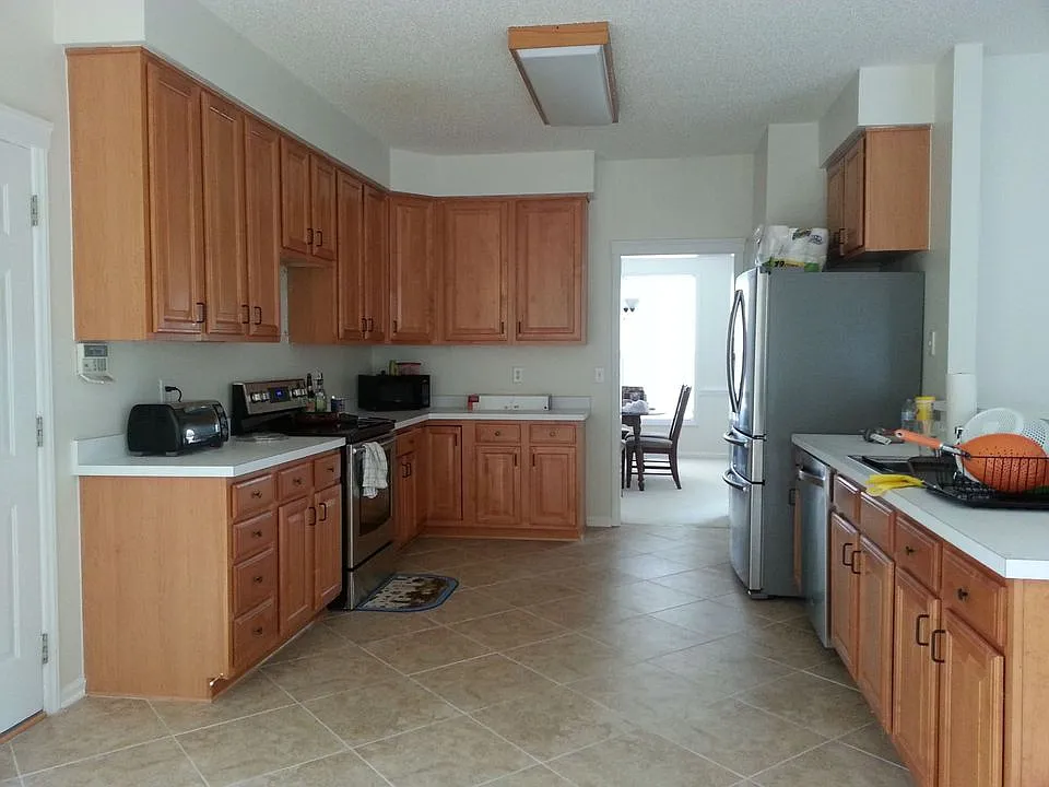 4 bed, 2.5 bath, 2510 sqft, $585 — Photo 3