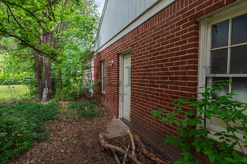 3 bed, 1.0 bath, 1231 sqft, $1,475 — Photo 3