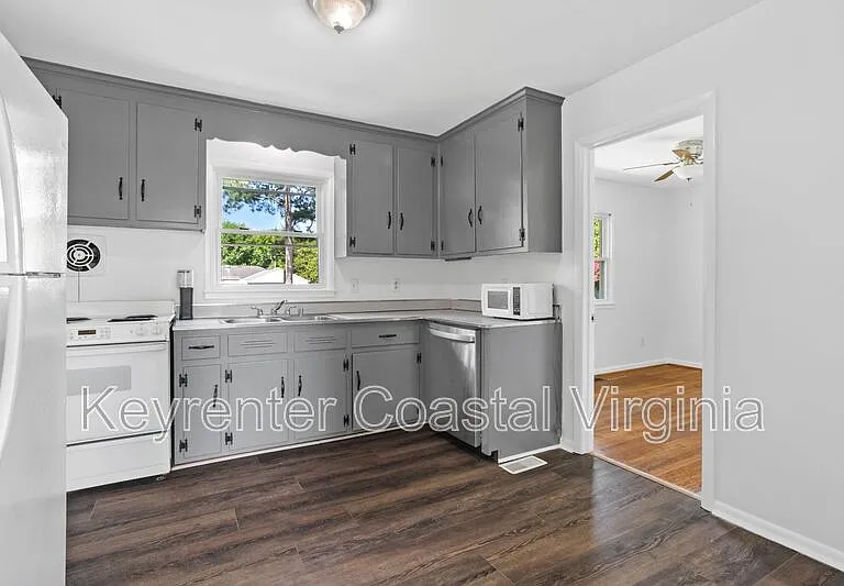 1100 Wilson Rd — Photo 3