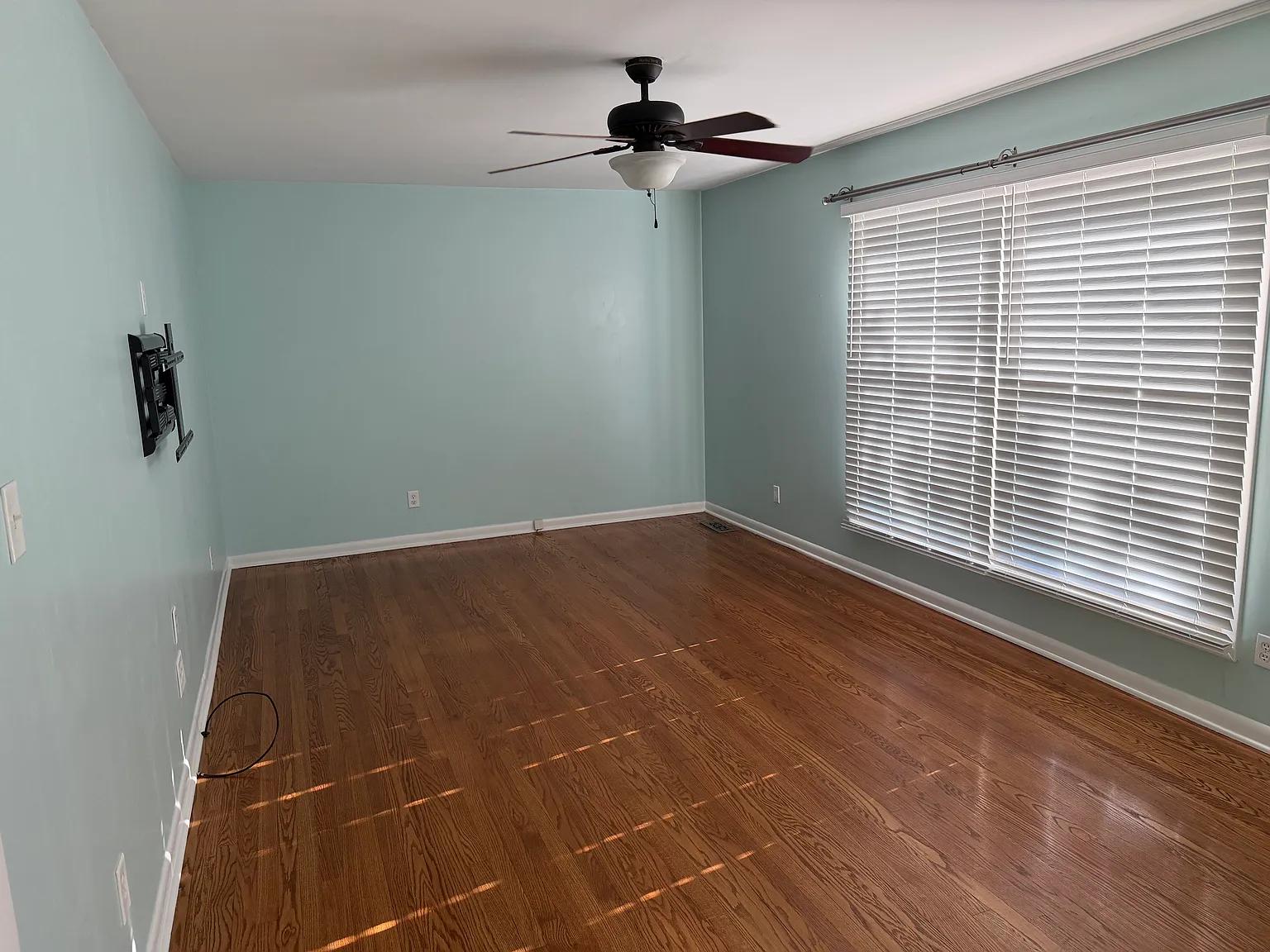 3 bed, 1300 sqft, $1,950 — Photo 4