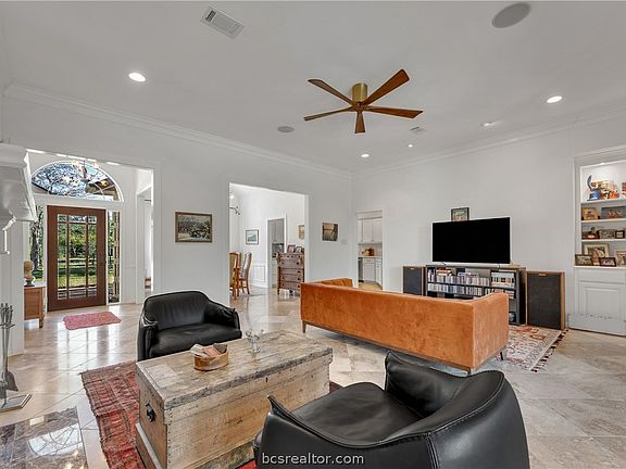 2nd image of 9618 Whispering Rdg