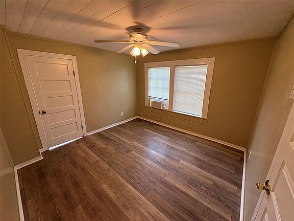 4th image of 2305 Main St