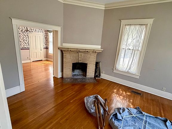 2nd image of 134 W AGARITA AVE