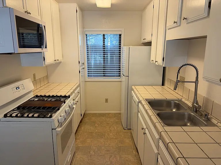 1736 Cable St #3 — Photo 8