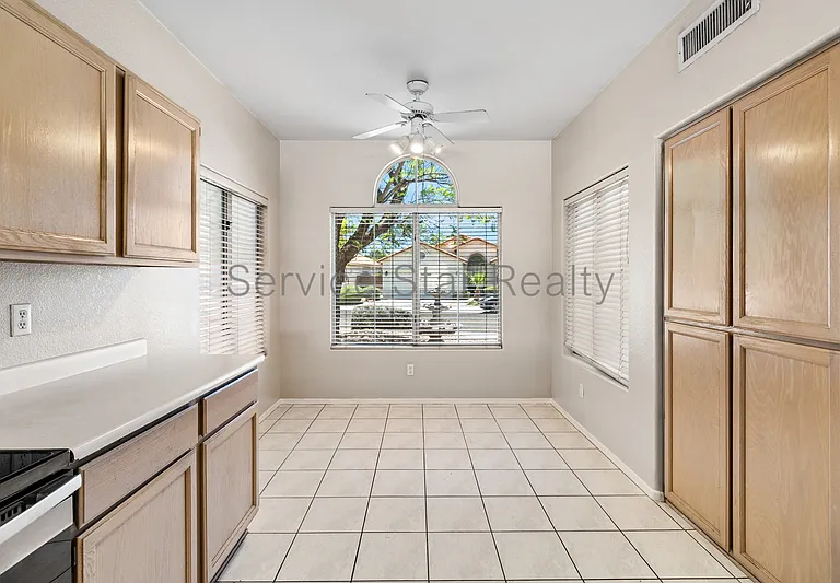 1318 E Saint John Rd — Photo 8