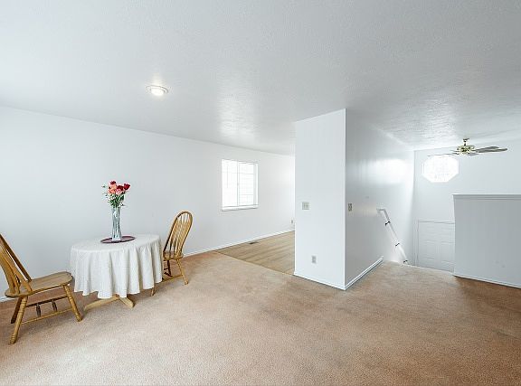 5th image of 335 E Ivy Ln