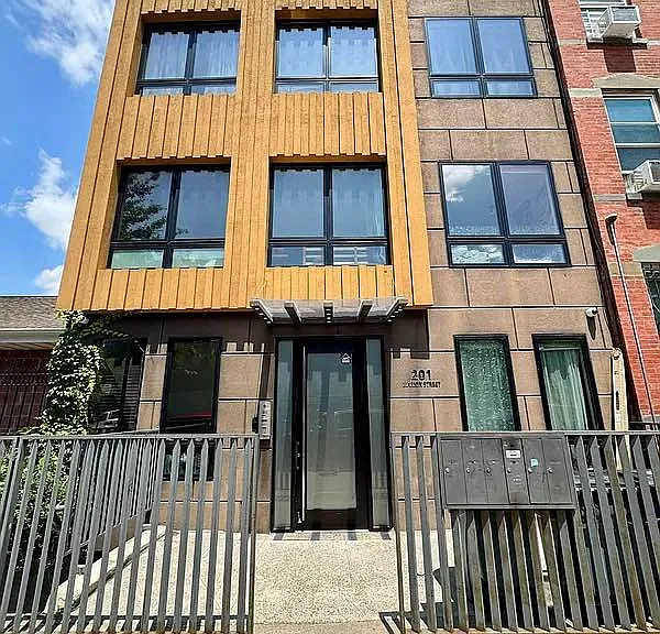 201 Marion St #3R — Photo 9