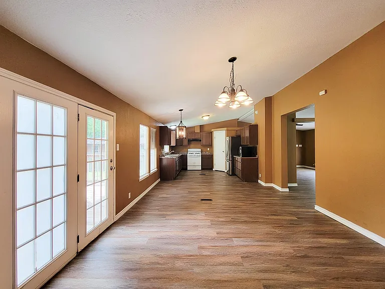 20284 Forest Woods Ln — Photo 7
