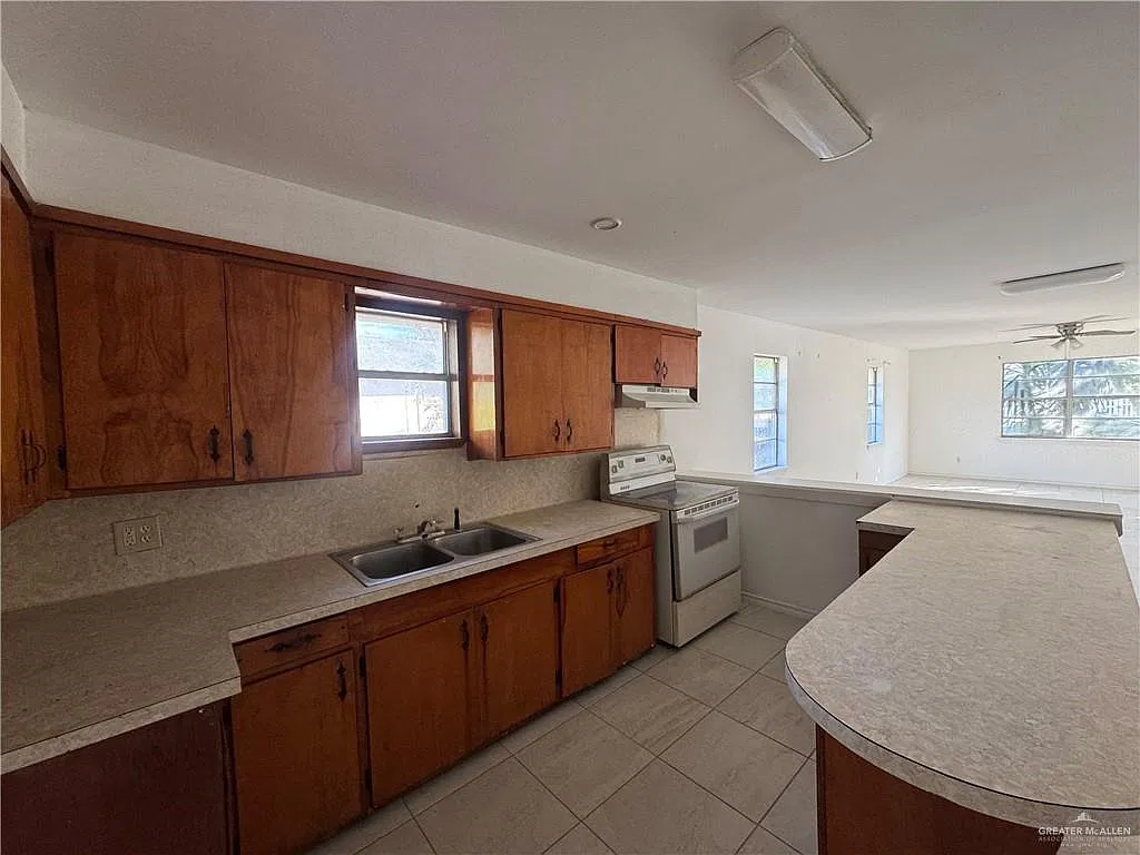 3 bed, 2.0 bath, 1316 sqft, $1,000 — Photo 3