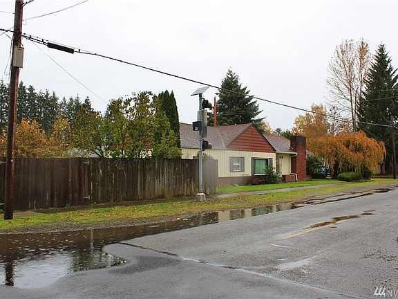 4th image of 903 Woodland Ave
