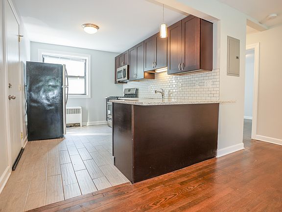 2nd image of 6806 N Ridge Blvd #G6