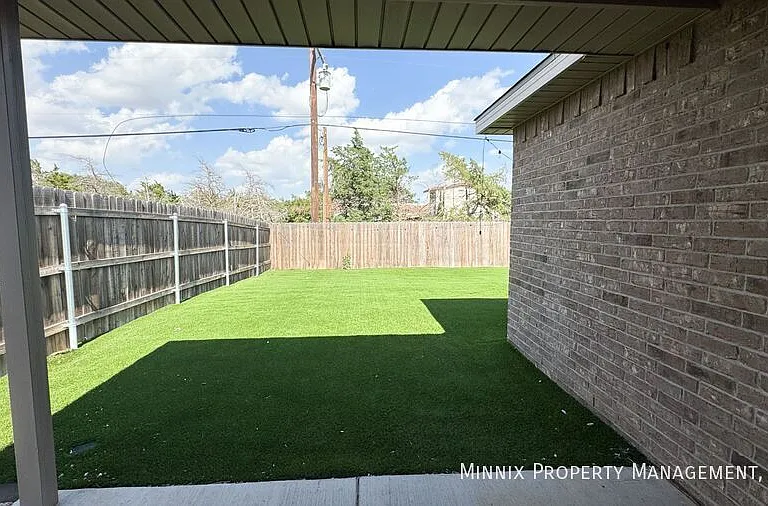 2033 Kenwood Ave — Photo 21