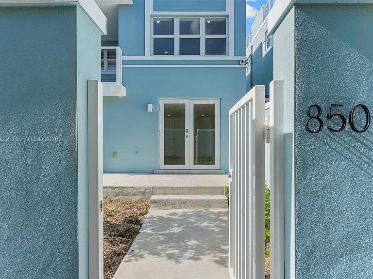 824 SE 12th Ct #850 — Photo 31